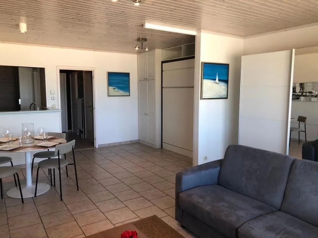 Oostende - Beachfront C3 - SEAVIEW cosy studio 4 personen met frontaal zeezicht, direct aan het strand Appartement